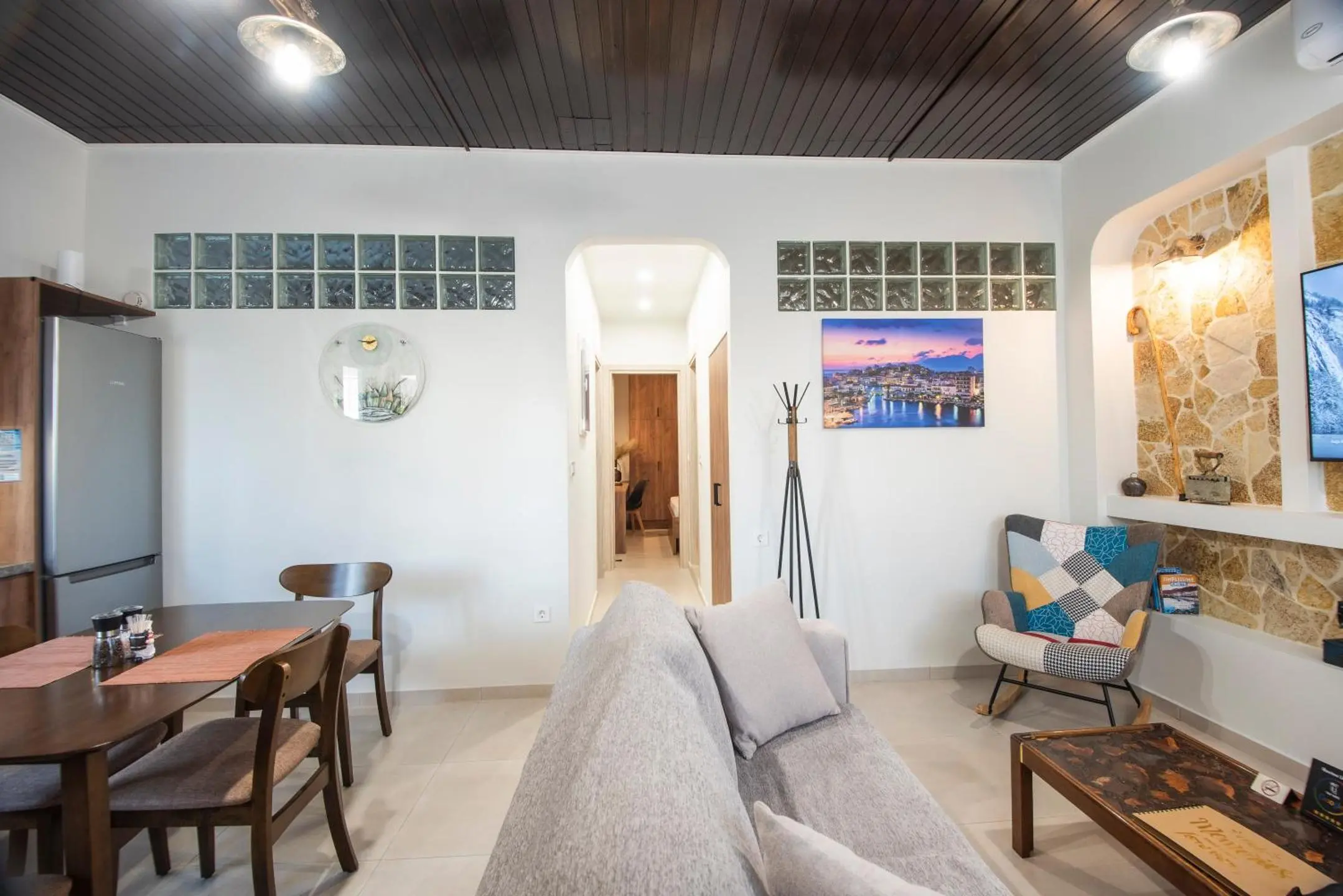 Living room, looking at the bedrooms corridor